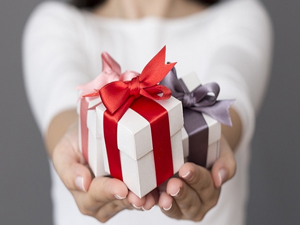 Giải mã điềm báo khi mơ thấy được tặng quà