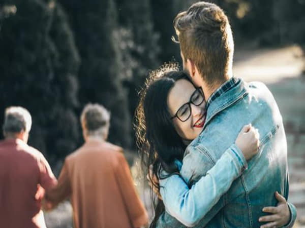 Nằm mộng thấy ôm nhau chọn con gì, số mấy gặp may