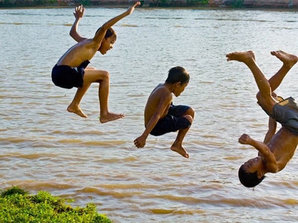 Nằm mơ thấy té sông đánh số mấy, điềm đen hay đỏ?