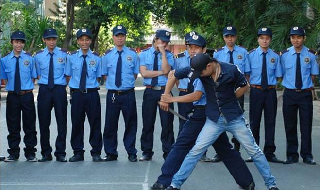 Thấy mình bị bảo vệ giam giữ Thấy mình bị bảo vệ giam giữ