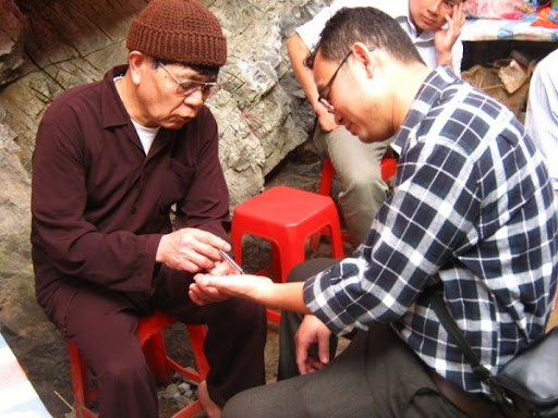 Bắt gặp thấy thầy bói