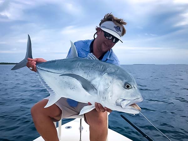 Nằm mơ thấy bắt được cá trắng, cá màu đen lành hay dữ?