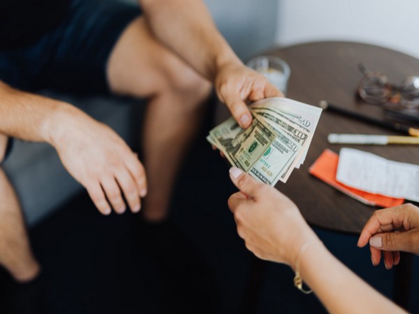 Giải mã nằm mơ thấy người ta cho tiền đánh con gì trúng thưởng?